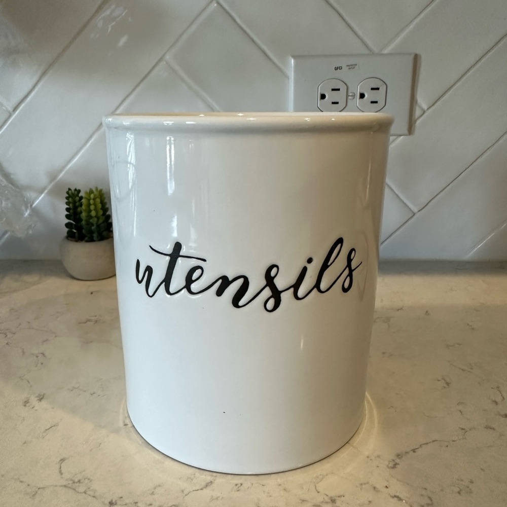 Threshold utensil holder